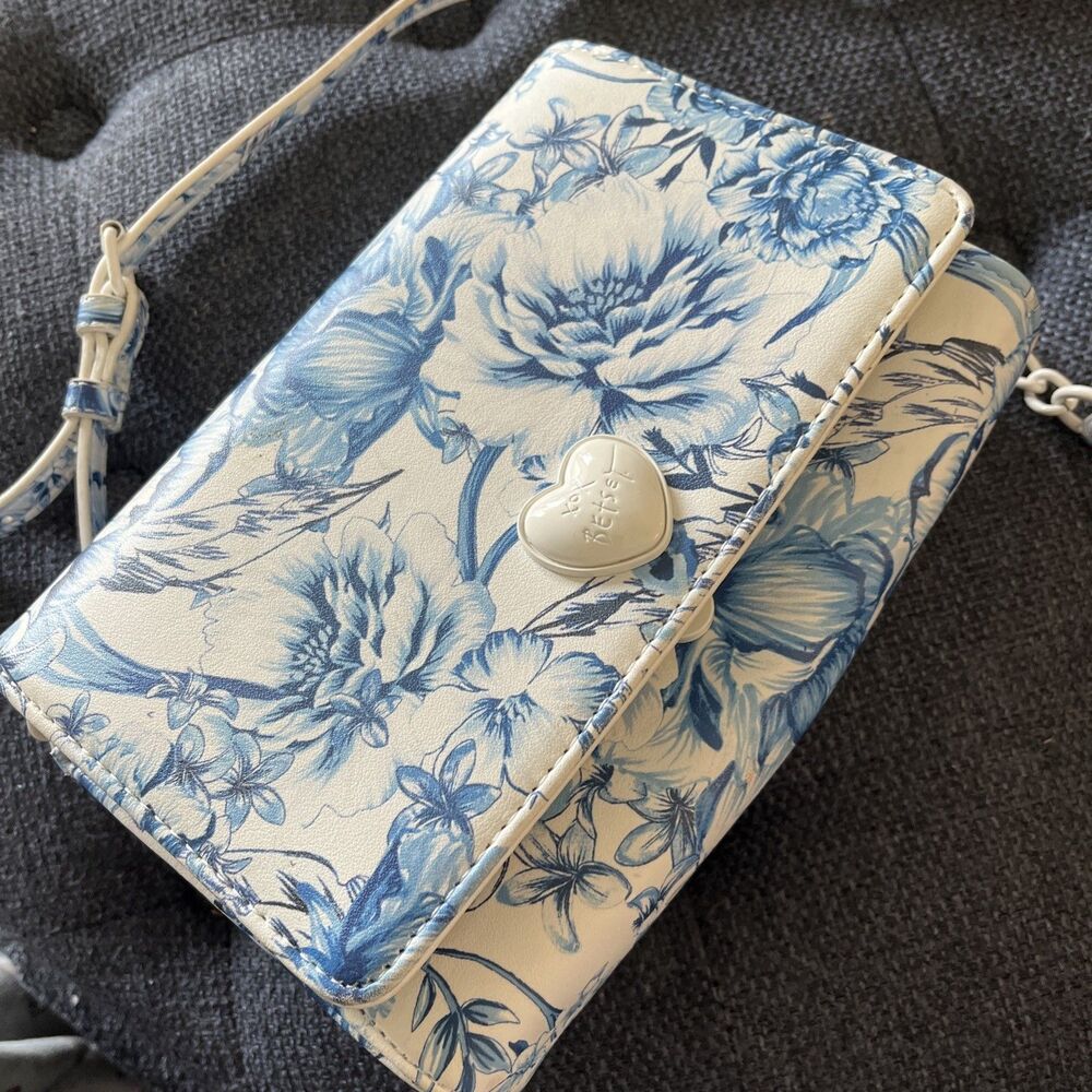 Betsey Johnson Blue/White Floral Crossbody purse w/ Chain Strap , white heart